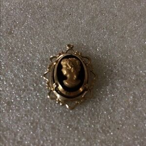 Vintage gold field black glass cameo pendant